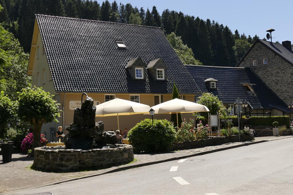 Waldhotel Im Wiesengrund Hürtgenwald Exterior foto